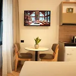Nea Deluxe * Tirana