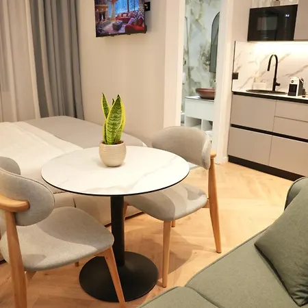 Nea Deluxe * ティラナ