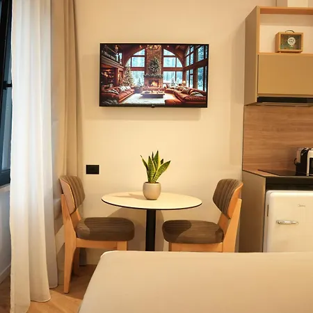 Nea Deluxe * Tirana
