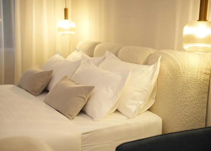 Nea Deluxe * ティラナ